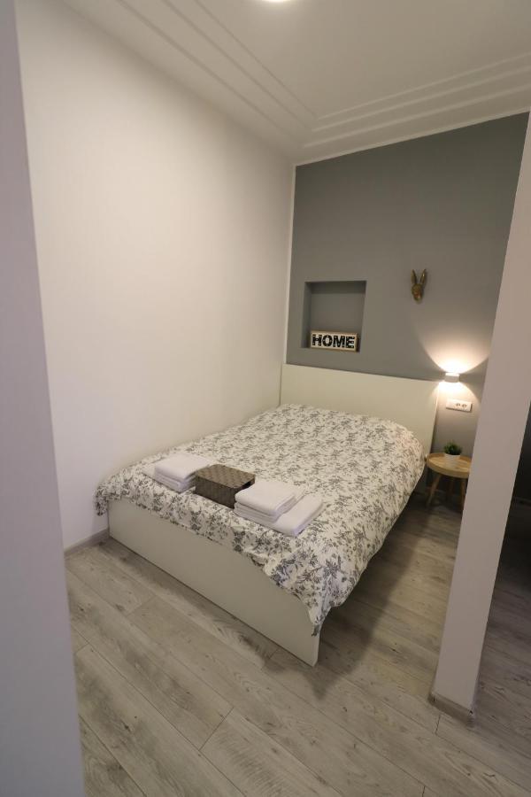 Cozy Novotel Studio - Free Minibar - Quiet & Peace Boekarest Buitenkant foto